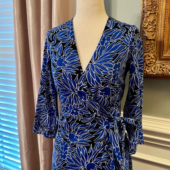 NEW Diane von Furstenberg DVF New Julian Two Blue Black Floral Wrap Dress Size 8 - Picture 2 of 2